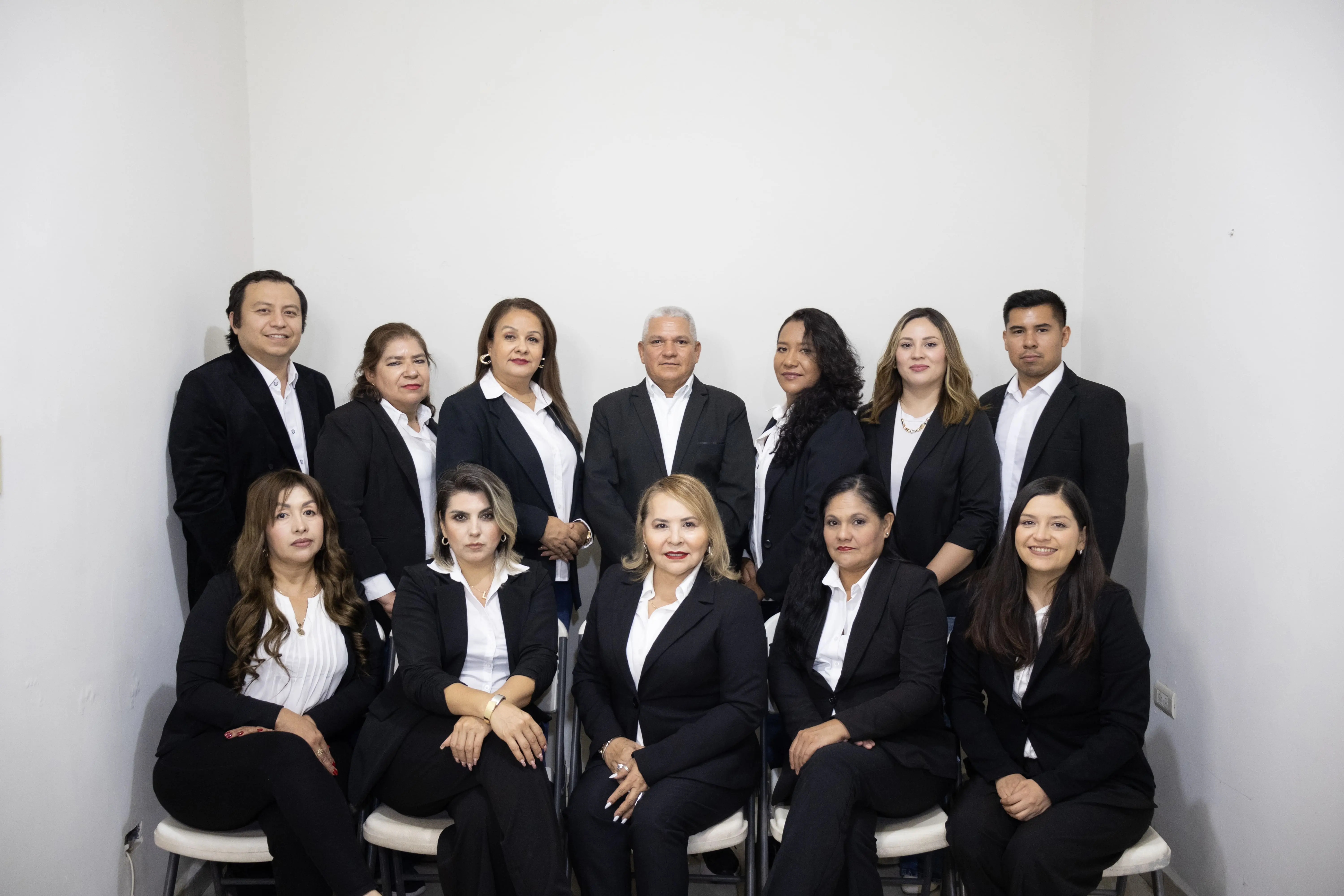 Equipo de Primavera inmobiliaria atendiendo clientes